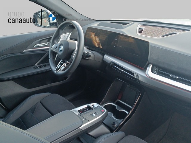 BMW iX2 xDrive30 color Blanco. Año 2025. 230KW(313CV). Eléctrico. En concesionario DEMO de Sta. C. Tenerife