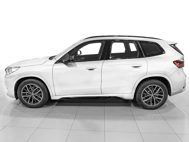 BMW iX1 eDrive20 color Blanco. Año 2025. 150KW(204CV). Eléctrico. En concesionario Caetano Cuzco Raimundo Fernandez Villaverde, 45 de Madrid