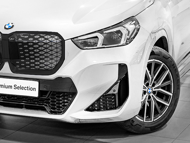 BMW iX1 eDrive20 color Blanco. Año 2025. 150KW(204CV). Eléctrico. En concesionario Caetano Cuzco Raimundo Fernandez Villaverde, 45 de Madrid