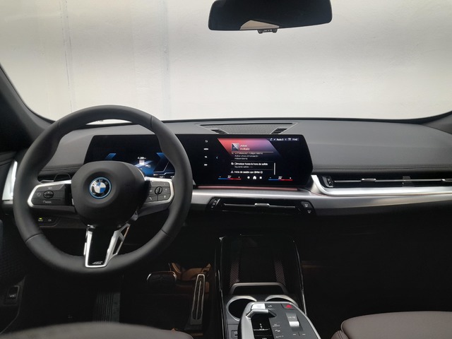 BMW iX1 eDrive20 color Gris Plata. Año 2025. 150KW(204CV). Eléctrico. En concesionario Cabrero Motorsport de Huesca
