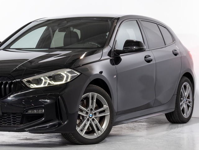 BMW Serie 1 120i color Negro. Año 2024. 131KW(178CV). Gasolina. En concesionario Oliva Motor Girona de Girona