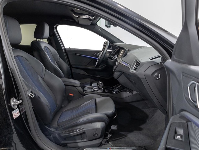 BMW Serie 1 120i color Negro. Año 2024. 131KW(178CV). Gasolina. En concesionario Oliva Motor Girona de Girona