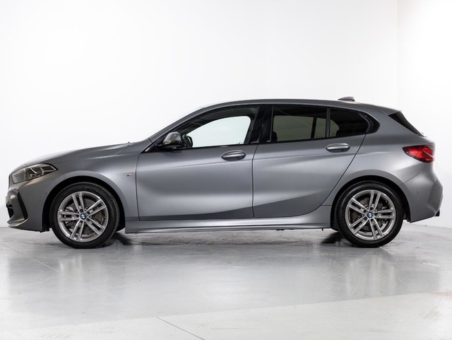 BMW Serie 1 120d color Gris. Año 2024. 140KW(190CV). Diésel. En concesionario Oliva Motor Girona de Girona