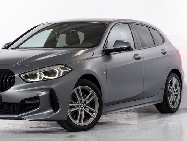 BMW Serie 1 120d color Gris. Año 2024. 140KW(190CV). Diésel. En concesionario Oliva Motor Girona de Girona