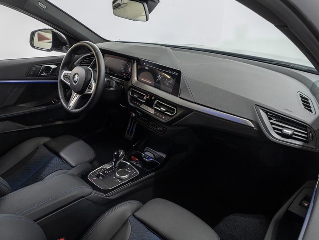 BMW Serie 1 120d color Gris. Año 2024. 140KW(190CV). Diésel. En concesionario Oliva Motor Girona de Girona