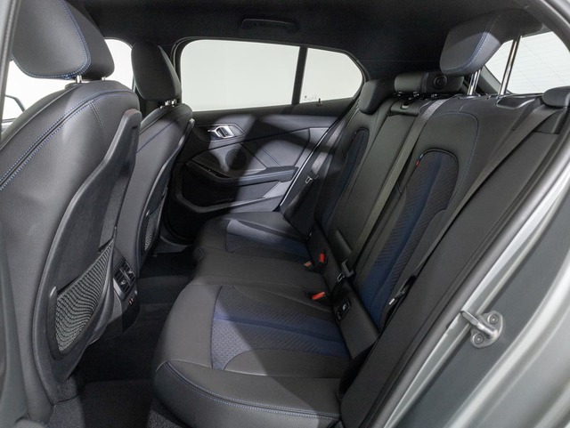 BMW Serie 1 120d color Gris. Año 2024. 140KW(190CV). Diésel. En concesionario Oliva Motor Girona de Girona