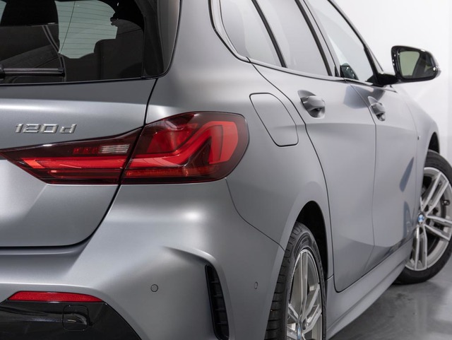 BMW Serie 1 120d color Gris. Año 2024. 140KW(190CV). Diésel. En concesionario Oliva Motor Girona de Girona