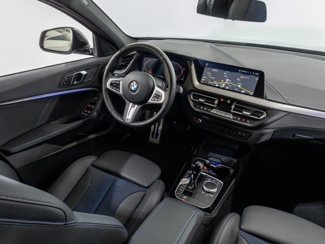 BMW Serie 1 120d color Gris. Año 2024. 140KW(190CV). Diésel. En concesionario Oliva Motor Girona de Girona