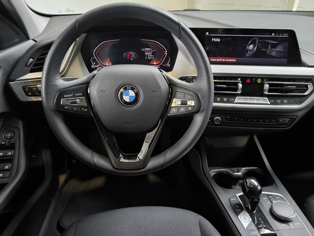 BMW Serie 1 118d color Azul. Año 2022. 110KW(150CV). Diésel. En concesionario Lurauto Gipuzkoa de Guipuzcoa
