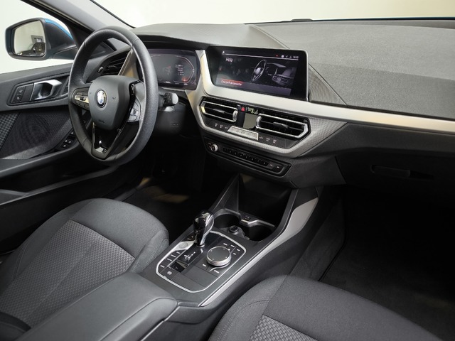 BMW Serie 1 118d color Azul. Año 2022. 110KW(150CV). Diésel. En concesionario Lurauto Gipuzkoa de Guipuzcoa