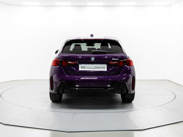 BMW Serie 1 120d color Violeta. Año 2024. 120KW(163CV). Diésel. En concesionario Móvil Begar Alicante de Alicante