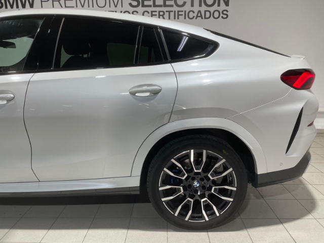 BMW X6 xDrive40d color Blanco. Año 2024. 259KW(352CV). Diésel. En concesionario Hispamovil Elche de Alicante