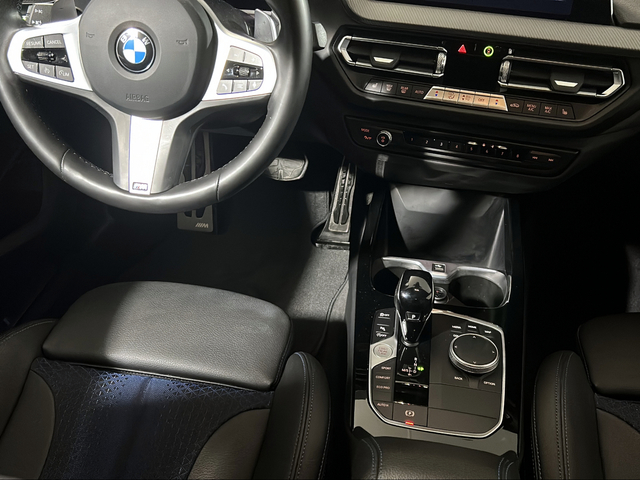 BMW Serie 1 118d color Negro. Año 2024. 110KW(150CV). Diésel. En concesionario San Pablo Motor | Su Eminencia de Sevilla