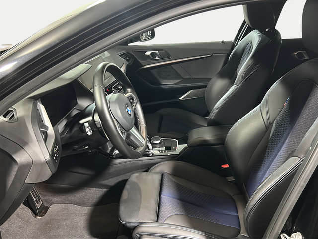 BMW Serie 1 118d color Negro. Año 2024. 110KW(150CV). Diésel. En concesionario San Pablo Motor | Su Eminencia de Sevilla