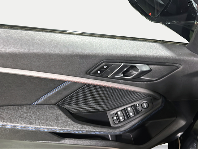 BMW Serie 1 118d color Negro. Año 2024. 110KW(150CV). Diésel. En concesionario San Pablo Motor | Su Eminencia de Sevilla