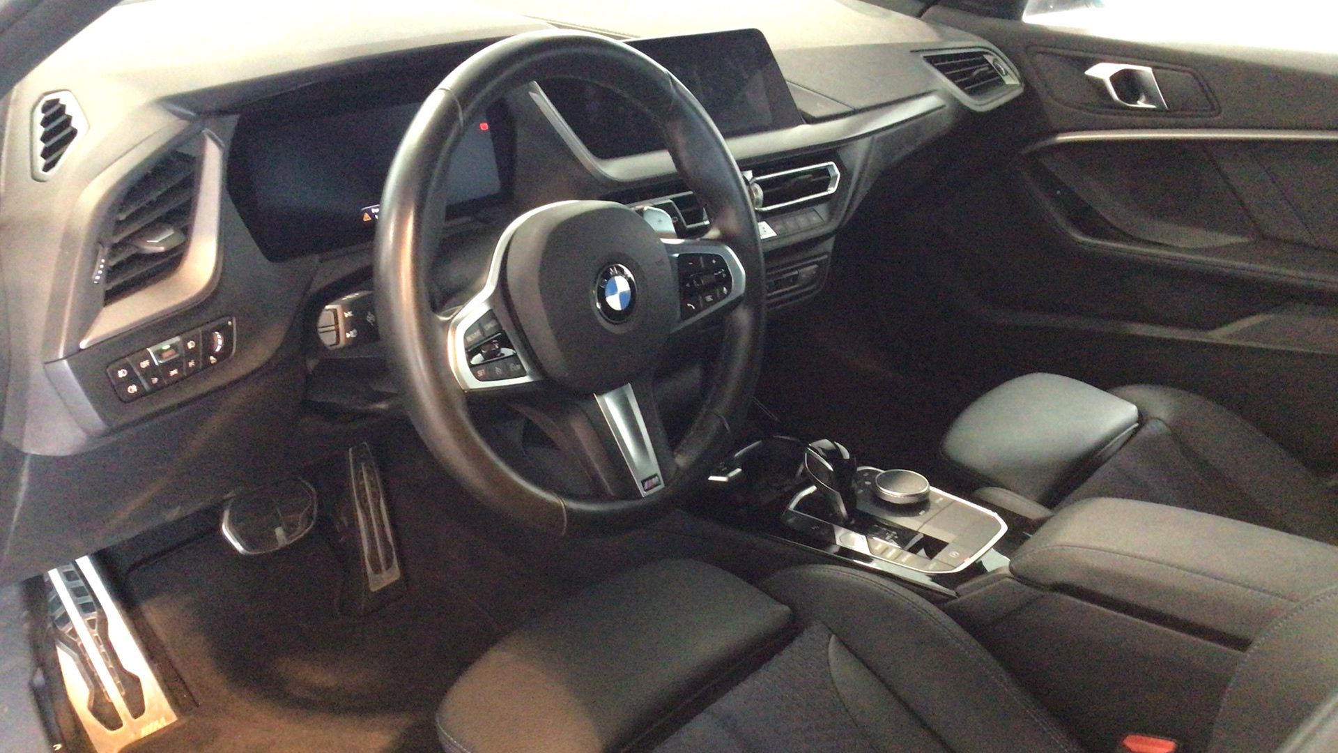 BMW Serie 1 118d color Gris. Año 2024. 110KW(150CV). Diésel. En concesionario BYmyCAR Madrid - Alcalá de Madrid