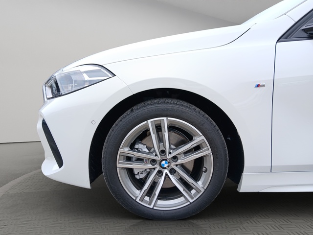 BMW Serie 1 118d color Blanco. Año 2024. 110KW(150CV). Diésel. En concesionario SAN JUAN Automoviles Fersan S.A. de Alicante