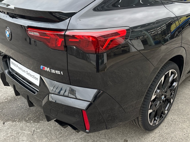 BMW X2 M35i color Negro. Año 2024. 221KW(300CV). Gasolina. En concesionario Celtamotor Caldas Reis de Pontevedra