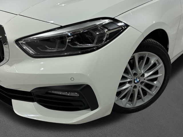 BMW Serie 1 118d color Blanco. Año 2024. 110KW(150CV). Diésel. En concesionario BMW Marcos Automoción de Valencia