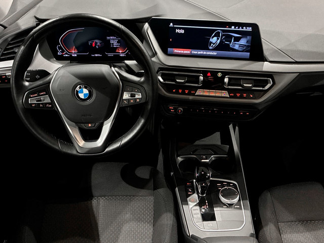 BMW Serie 1 118d color Blanco. Año 2024. 110KW(150CV). Diésel. En concesionario BMW Marcos Automoción de Valencia