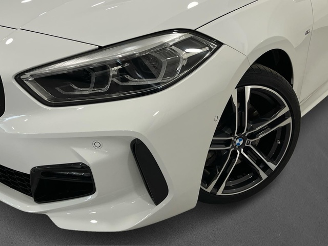 BMW Serie 1 118i color Blanco. Año 2024. 103KW(140CV). Gasolina. En concesionario Engasa S.A. de Valencia