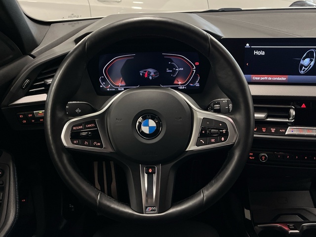 BMW Serie 1 118i color Blanco. Año 2024. 103KW(140CV). Gasolina. En concesionario Engasa S.A. de Valencia