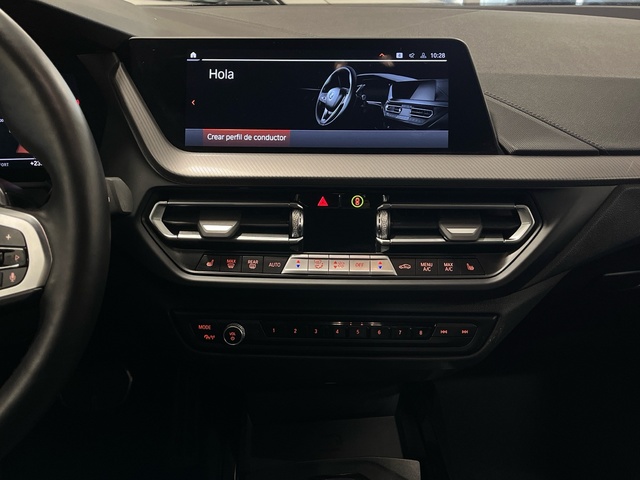 BMW Serie 1 118i color Blanco. Año 2024. 103KW(140CV). Gasolina. En concesionario Engasa S.A. de Valencia