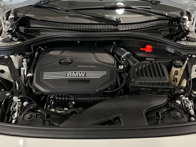 BMW Serie 1 118i color Blanco. Año 2024. 103KW(140CV). Gasolina. En concesionario Engasa S.A. de Valencia