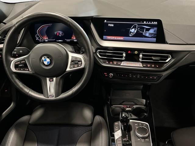 BMW Serie 1 118i color Gris. Año 2024. 103KW(140CV). Gasolina. En concesionario Engasa S.A. de Valencia