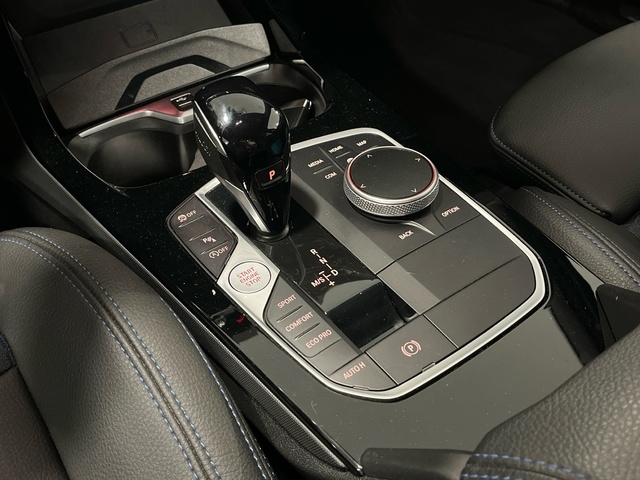 BMW Serie 1 118i color Gris. Año 2024. 103KW(140CV). Gasolina. En concesionario Engasa S.A. de Valencia
