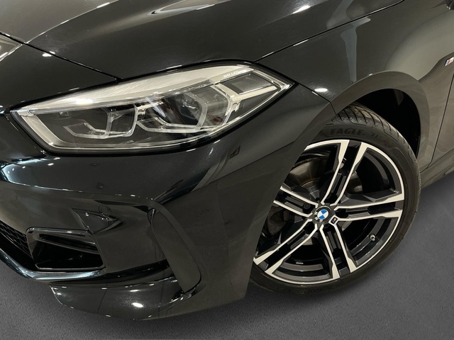 BMW Serie 1 118i color Negro. Año 2024. 103KW(140CV). Gasolina. En concesionario Engasa S.A. de Valencia