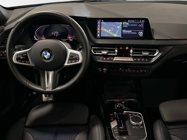BMW Serie 1 118i color Negro. Año 2024. 103KW(140CV). Gasolina. En concesionario Engasa S.A. de Valencia