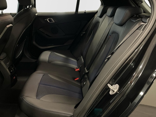 BMW Serie 1 118i color Negro. Año 2024. 103KW(140CV). Gasolina. En concesionario Engasa S.A. de Valencia