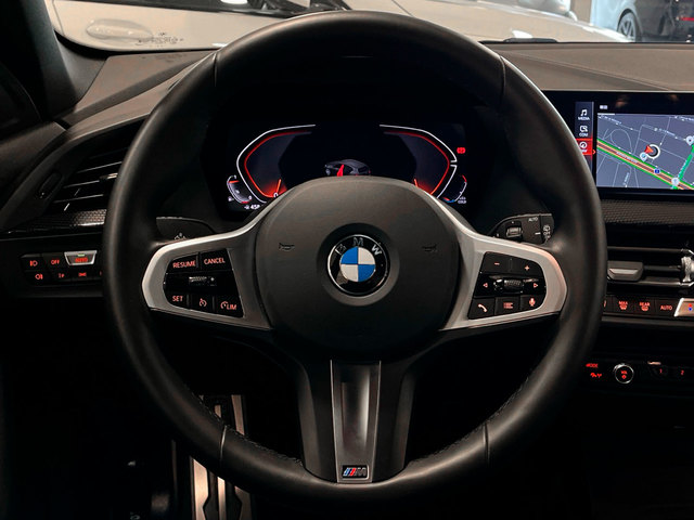 BMW Serie 1 118i color Negro. Año 2024. 103KW(140CV). Gasolina. En concesionario Engasa S.A. de Valencia