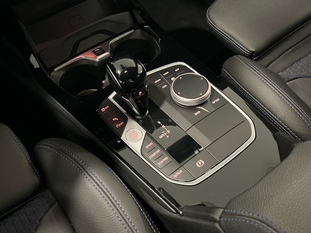 BMW Serie 1 118i color Negro. Año 2024. 103KW(140CV). Gasolina. En concesionario Engasa S.A. de Valencia