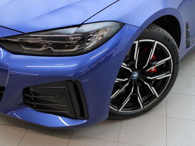 BMW i4 M50 color Azul. Año 2025. 400KW(544CV). Eléctrico. En concesionario Augusta Aragon S.A. de Zaragoza