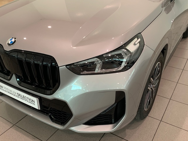 BMW X1 sDrive18d color Gris Plata. Año 2024. 110KW(150CV). Diésel. En concesionario Celtamotor Lalín de Pontevedra