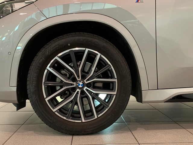 BMW X1 sDrive18d color Gris Plata. Año 2024. 110KW(150CV). Diésel. En concesionario Celtamotor Lalín de Pontevedra