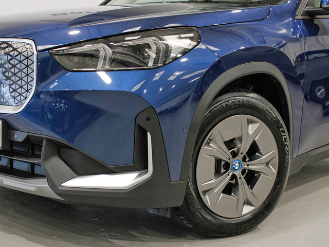 BMW iX1 xDrive30 color Azul. Año 2025. 230KW(313CV). Eléctrico. En concesionario Barcelona Premium -- GRAN VIA de Barcelona