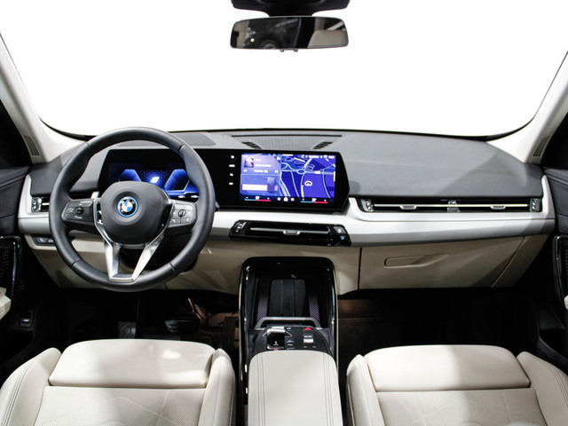 BMW iX1 xDrive30 color Azul. Año 2025. 230KW(313CV). Eléctrico. En concesionario Barcelona Premium -- GRAN VIA de Barcelona