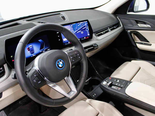 BMW iX1 xDrive30 color Azul. Año 2025. 230KW(313CV). Eléctrico. En concesionario Barcelona Premium -- GRAN VIA de Barcelona