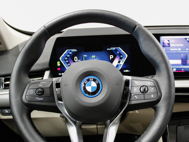 BMW iX1 xDrive30 color Azul. Año 2025. 230KW(313CV). Eléctrico. En concesionario Barcelona Premium -- GRAN VIA de Barcelona