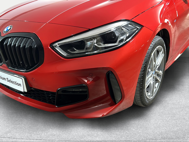 BMW Serie 1 118d color Rojo. Año 2024. 110KW(150CV). Diésel. En concesionario San Pablo Motor | Su Eminencia de Sevilla