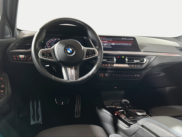 BMW Serie 1 118d color Rojo. Año 2024. 110KW(150CV). Diésel. En concesionario San Pablo Motor | Su Eminencia de Sevilla