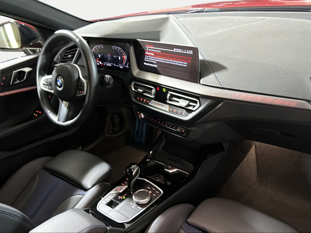 BMW Serie 1 118d color Rojo. Año 2024. 110KW(150CV). Diésel. En concesionario San Pablo Motor | Su Eminencia de Sevilla