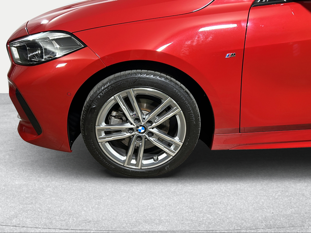 BMW Serie 1 118d color Rojo. Año 2024. 110KW(150CV). Diésel. En concesionario San Pablo Motor | Su Eminencia de Sevilla