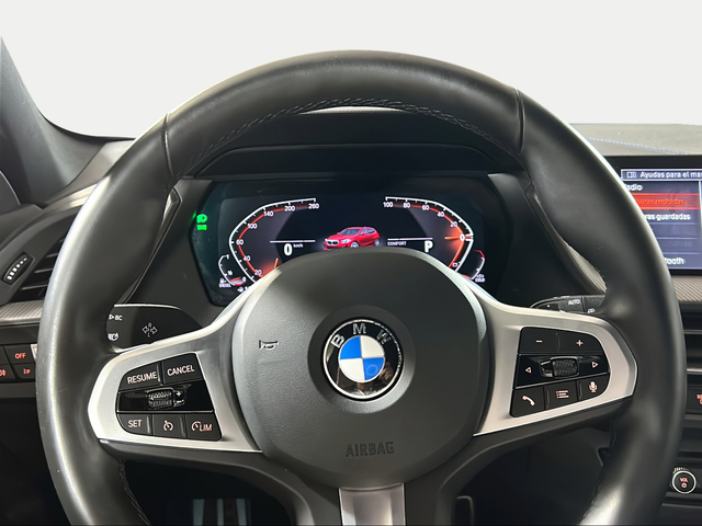 BMW Serie 1 118d color Rojo. Año 2024. 110KW(150CV). Diésel. En concesionario San Pablo Motor | Su Eminencia de Sevilla