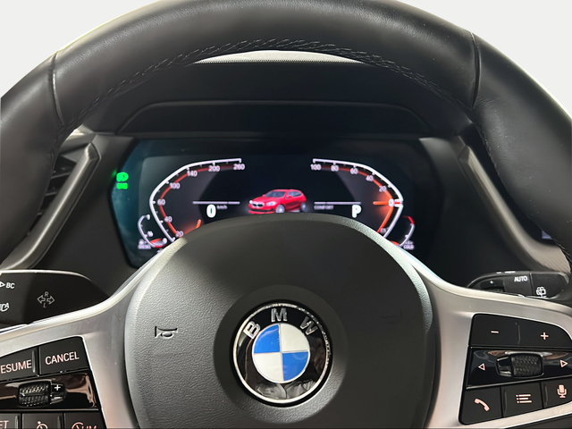 BMW Serie 1 118d color Rojo. Año 2024. 110KW(150CV). Diésel. En concesionario San Pablo Motor | Su Eminencia de Sevilla