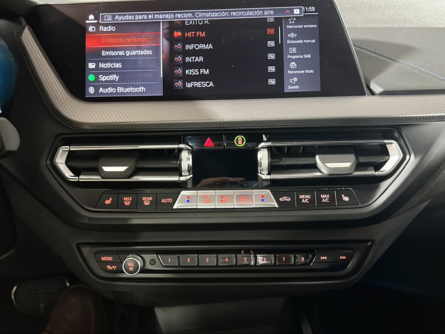 BMW Serie 1 118d color Rojo. Año 2024. 110KW(150CV). Diésel. En concesionario San Pablo Motor | Su Eminencia de Sevilla