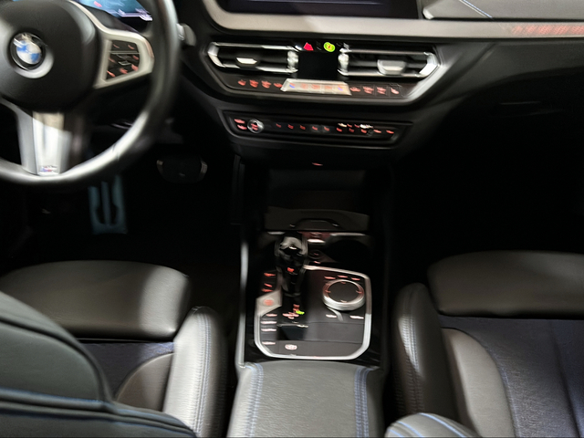 BMW Serie 1 118d color Rojo. Año 2024. 110KW(150CV). Diésel. En concesionario San Pablo Motor | Su Eminencia de Sevilla